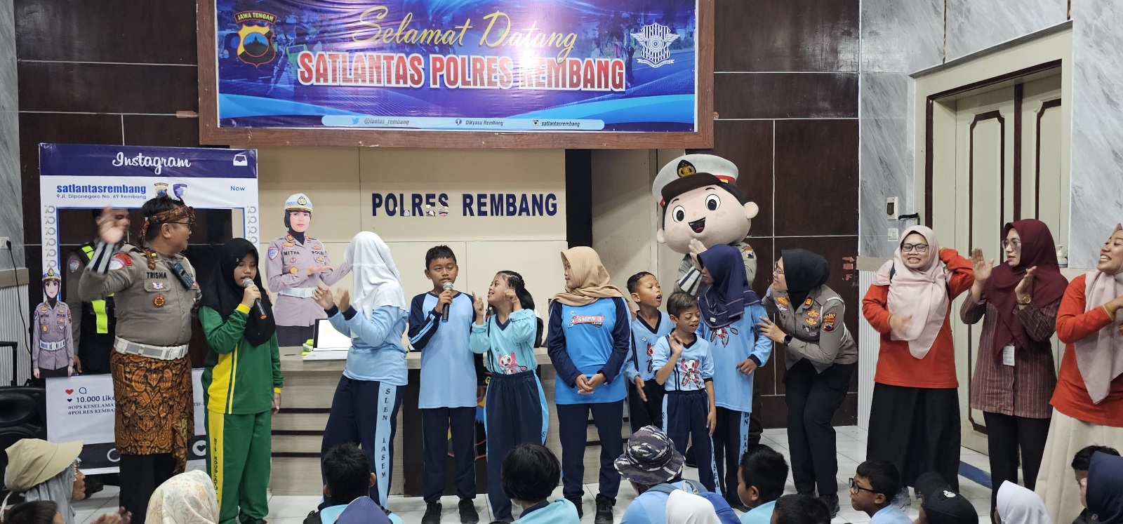Satlantas Rembang Diserbu Senyum Anak SLB N Lasem